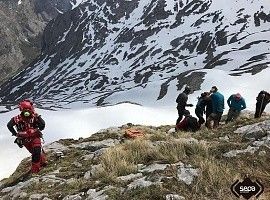 Rescatados dos montañeros heridos por un alud de nieve en Cabrales