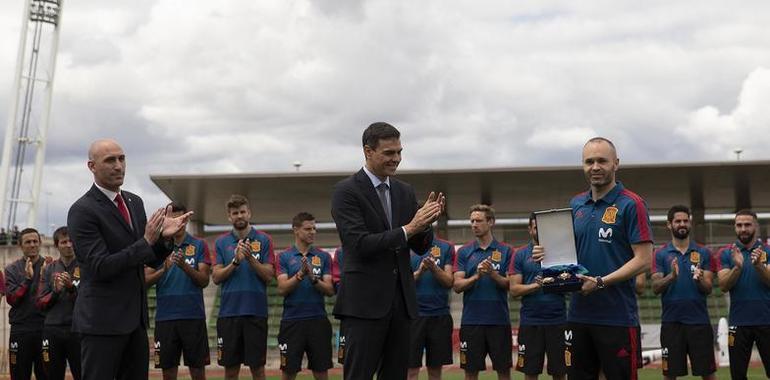 Sánchez entrega la Gran Cruz del Mérito Deportivo al futbolista Andrés Iniesta 