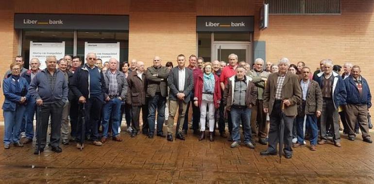 Los vecinos de Morcín se concentran contra el cierre de Liberbank
