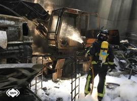 Extinguido el incendio en un desguace de vehículos en Langreo