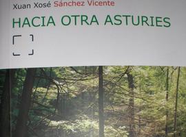 Xuan Xosé Sánchez Vicente presenta su libro Hacia otra Asturies