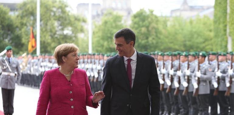 Sánchez y Merkel coinciden en una respuesta europea al reto de la emigración