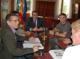 Representantes de la Red Europea contra la Pobreza, en el Parlamento de Asturias