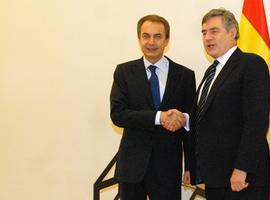Zapatero y Gordon Brown analizan la respuesta a la crisis financiera internacional 