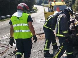 Una colisión en Nava causa un muerto y un vertido de combustible al Piloña