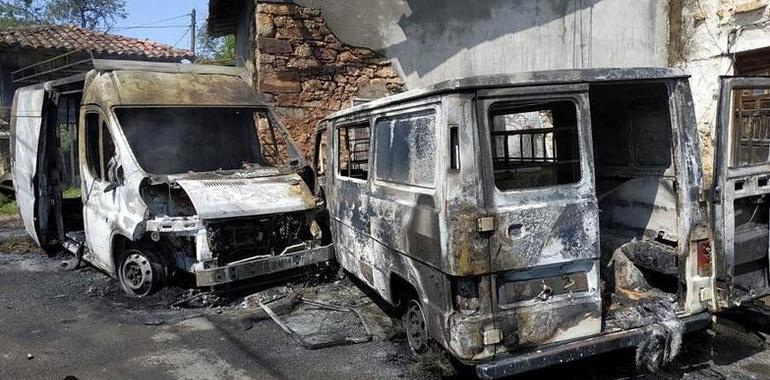 Incendio destruye dos furgonetas en Ribadesella