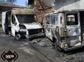 Incendio destruye dos furgonetas en Ribadesella