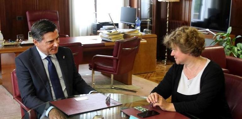 La embajadora de Letonia visita la Junta General del Principado