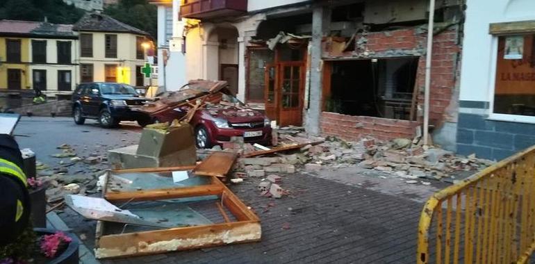 Explosión de gas destruye un local hostelero en la plaza Mayor de Cangas del Narcea