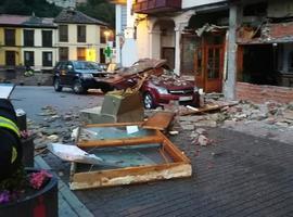 Explosión de gas destruye un local hostelero en la plaza Mayor de Cangas del Narcea