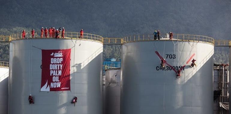 Greenpeace ocupa una refinería cargada de aceite de palma en Indonesia
