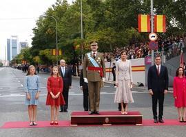 Los Reyes presiden el desfile con motivo de la Fiesta Nacional
