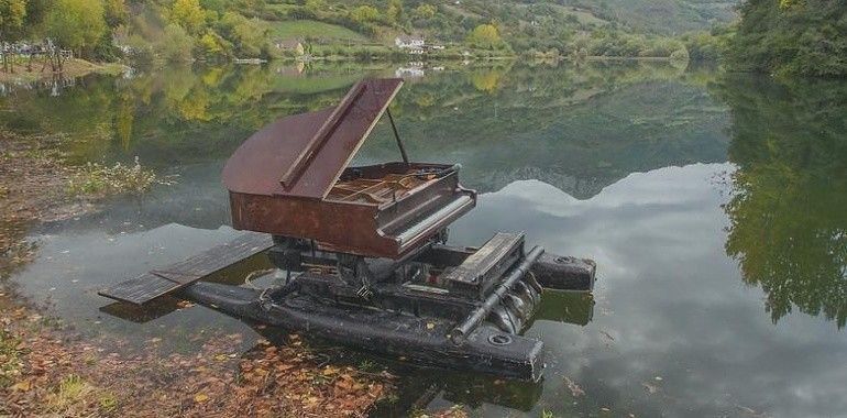 El espectáculo de piano flotante, Le Piano du Lac, sigue gira por Asturias