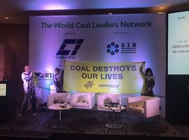 Activistas de Greenpeace bloquean la conferencia internacional del carbón de Barcelona