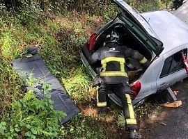 Dos mujeres heridas tras salirse su coche en la curva de Los Gitanos, en Castrillón
