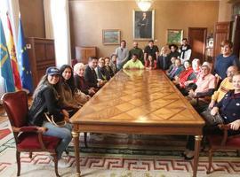 22 participantes en los programas Añoranza y Raíces visitan la Junta General