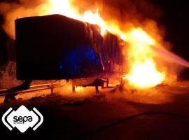 Reabre al tráfico la A-8 tras el incendio de un camión en Llanes