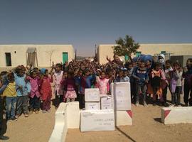 Escolares de la comarca de Avilés envían cartas y postales a niños y niñas del Sahara