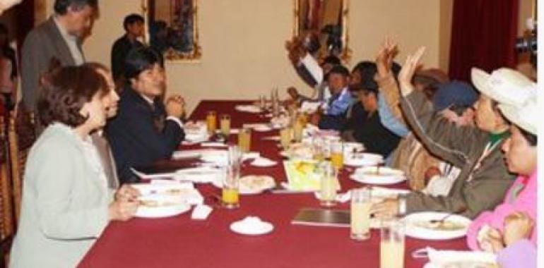 Indígenas y Morales entablan negociaciones en Palacio
