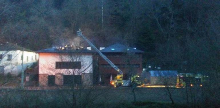 Extinguido un incendio en un hotel de Cangas del Narcea