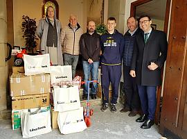 El Oviedo Club Baloncesto entrega los regalos donados a las religiosas de María Inmaculada