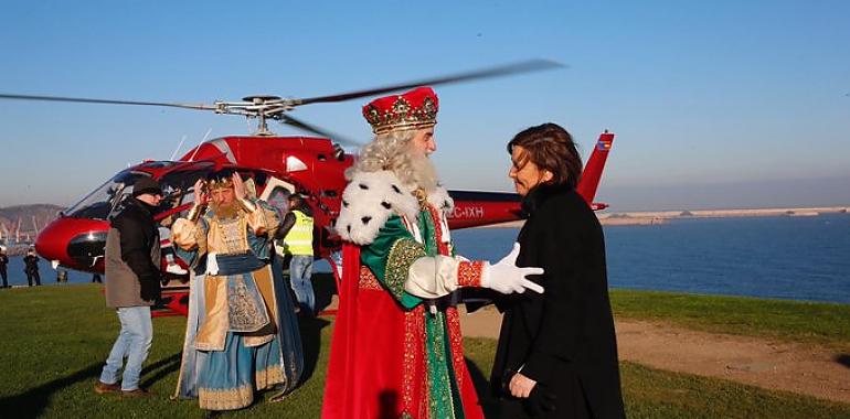 El Príncipe Aliatar, y los Reyes Magos llegan a Gijón en helicóptero