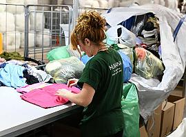 Humana recoge en Los Prados más de 150.000 prendas de ropa con fines sociales