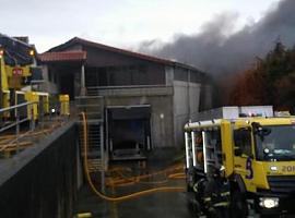 Incendio destruye el ahumadero de una fábrica de embutidos en Carreño
