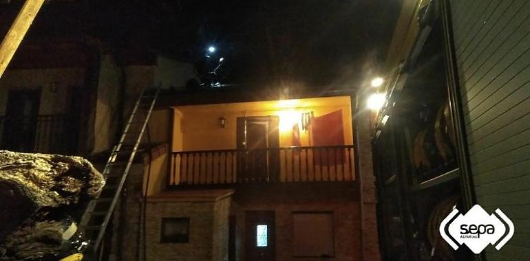 Intoxicados dos vecinos de Siero en el incendio de su vivienda