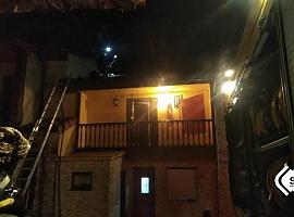 Intoxicados dos vecinos de Siero en el incendio de su vivienda