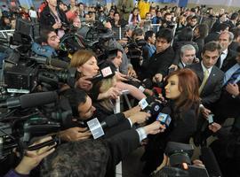 Cristina, que arrolla en los sondeos, espera en Buenos Aires el escrutinio