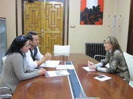 La alcaldesa de Langreo se reúne con representantes de los trabajadores de CMTV