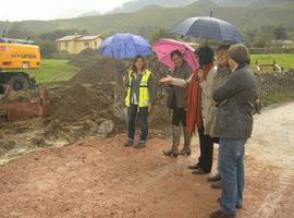 La Alcaldesa de Llanes visita las obras del saneamiento de San Roque del Acebal