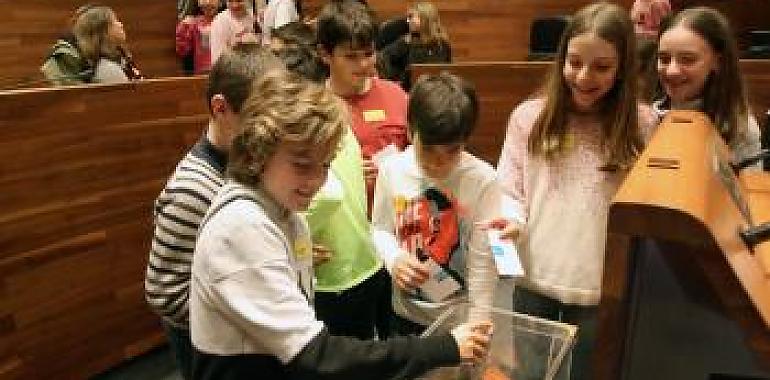 60 escolares de Oviedo reflexionan sobre la igualdad en un pleno infantil en la Junta General