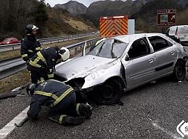 Herida grave una conductora al volcar su coche en la A-8, Ribadesella