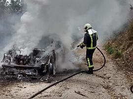El fuego destruye un turismo en Cardoso de Llanes