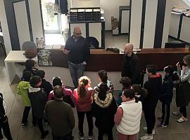 Alumnos del Colegio Peña Tú visitan la Oficina de Información Turística de Llanes