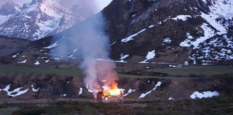 Bomberos del SEPA extinguen un incendio en una cabaña de León