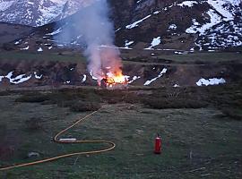 Bomberos del SEPA extinguen un incendio en una cabaña de León