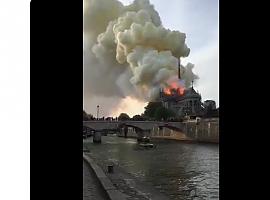 Un pavoroso incendio cubre de llamas Notre Dame en París (VIDEO)