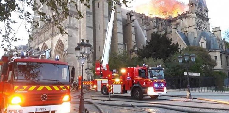 El interior de Notre Dame salvado. Macrón llama a reconstruir la catedral