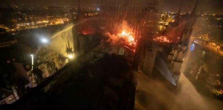 La titánica lucha de 400 bomberos parisinos salvó Notre Dame (VIDEO)