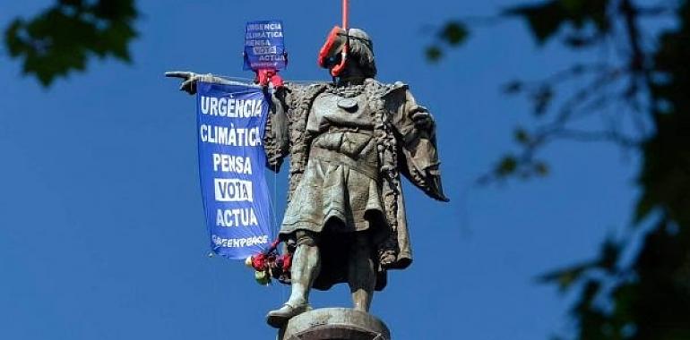 La estatua de Colón de Barcelona denuncia la indiferencia política frente a la crisis climática