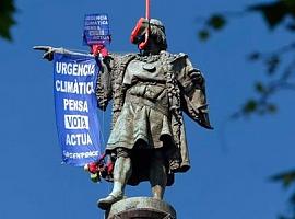 La estatua de Colón de Barcelona denuncia la indiferencia política frente a la crisis climática