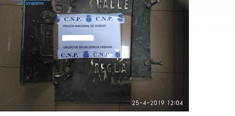 Devuelve, arrepentido, la placa de bronce robada en una  calle de Oviedo