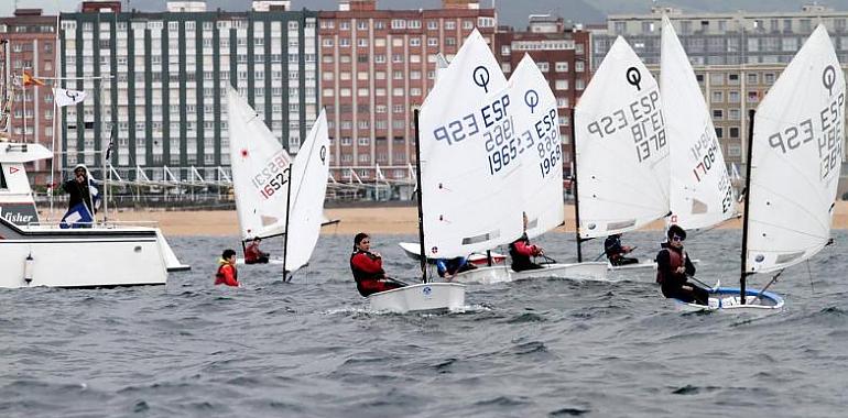 La bahía de Gijón acoge este fin de semana el Campeonato de Asturias de vela ligera