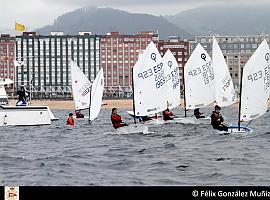 La bahía de Gijón acoge este fin de semana el Campeonato de Asturias de vela ligera