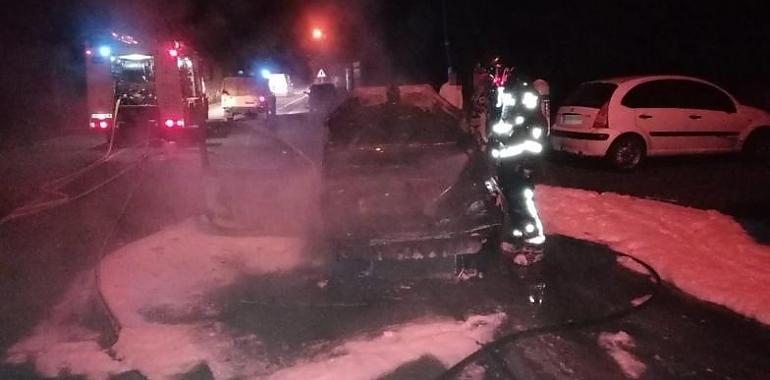 Un incendio calcina un coche y daña otros dos en Proaza