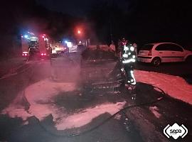 Un incendio calcina un coche y daña otros dos en Proaza