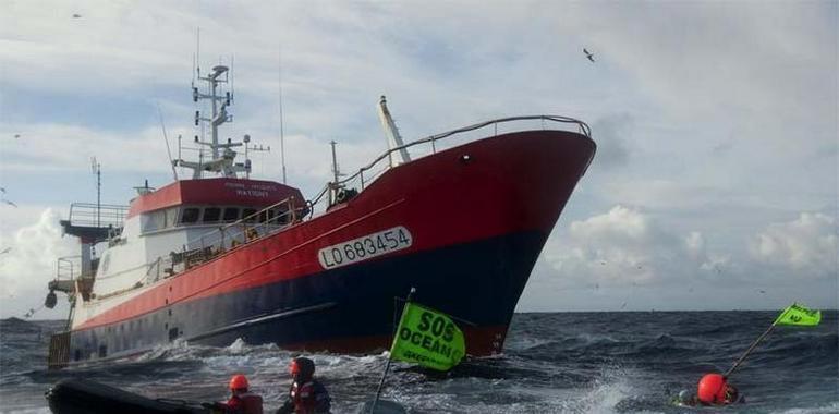 Activistas de Greenpeace ante un arrastrero francés para denunciar la destrucción de los océanos